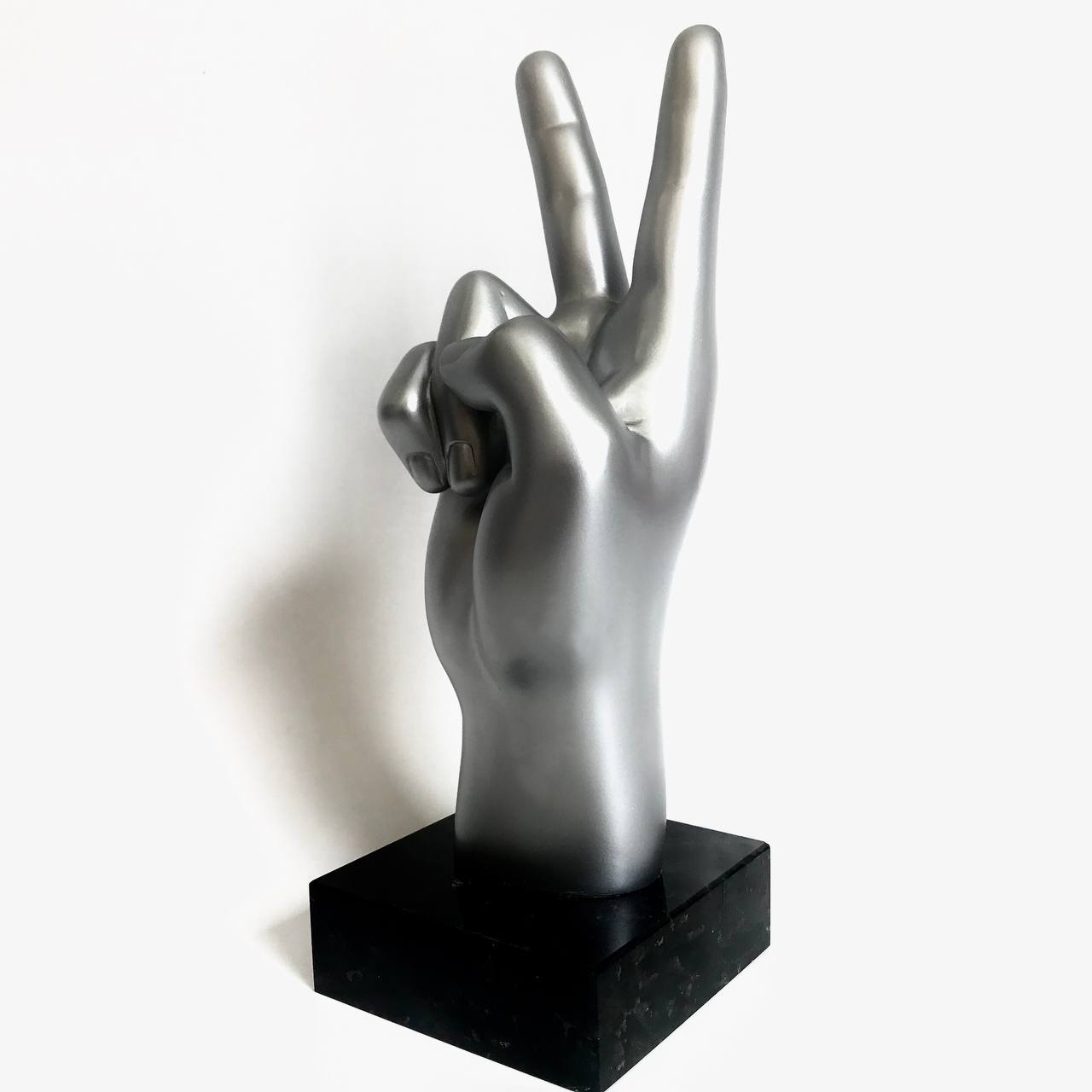 статуэтки в виде жеста Peace